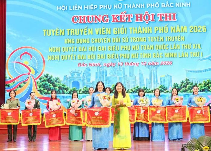 Bà Nguyễn Phương Mai, Phó Chủ tịch Ủy ban MTTQ Việt Nam thành phố, Chủ tịch Hội LHPN thành phố Bắc Ninh, trao giải Nhất cho đơn vị Hội LHPN phường Lương Tài.