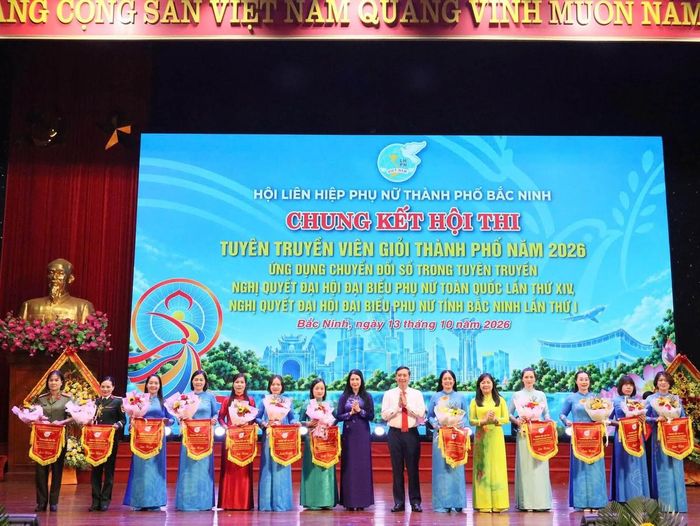 Các đồng chí lãnh đạo trao Cờ lưu niệm cho các đơn vị tham gia hội thi.