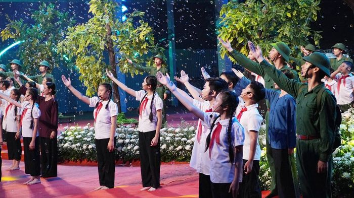 Chương trình "Khúc tri ân" có sự tham gia biểu diễn của nhiều văn nghệ sĩ và lực lượng quần chúng.