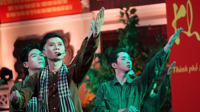 Những ca khúc đi cùng năm tháng vang lên khiến người xem bùi ngùi xúc động.