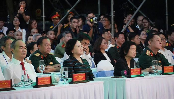 Từ phải qua: Đại tướng Nguyễn Trọng Nghĩa, Ủy viên Bộ Chính trị, Bí thư Trung ương Đảng, Chủ nhiệm Tổng cục Chính trị QĐND Việt Nam; bà Trương Mỹ Hoa, nguyên Bí thư Trung ương Đảng, nguyên Phó Chủ tịch nước, nguyên Chủ tịch Hội LHPN Việt Nam; bà Phạm Thị Thanh Trà - Bí thư Trung ương Đảng, Phó Thủ tướng Chính phủ; ông Nguyễn Thiện Nhân, nguyên Ủy viên Bộ Chính trị, nguyên Phó Thủ tướng, nguyên Bí thư Thành ủy TPHCM, tham dự chương trình