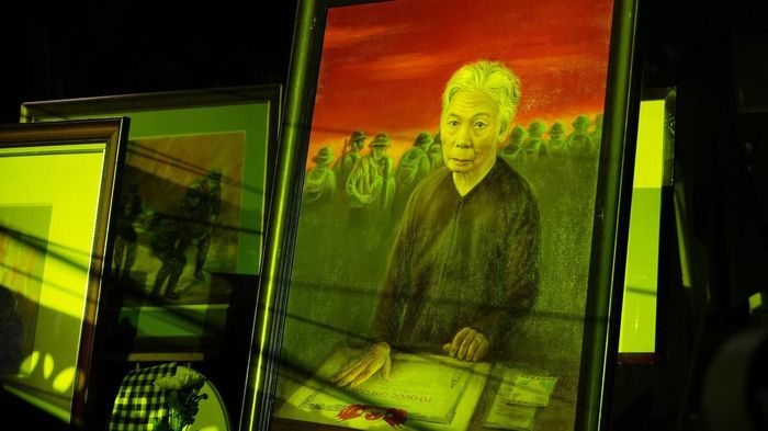 Bức chân dung bà Nguyễn Thị Lệ - vợ Liệt sĩ Huỳnh Văn Quên, do họa sĩ Lê Sa Long thực hiện.