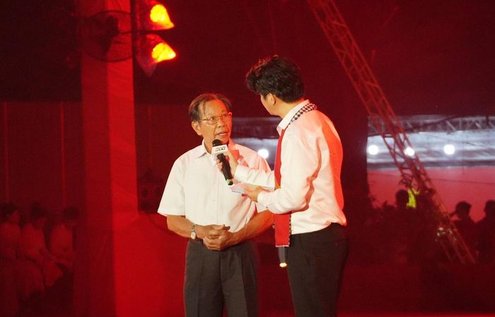 Bác sĩ Trần Văn Bản (bên trái) chia sẻ về hành trình đi tìm hài cốt đồng đội tại chương trình
