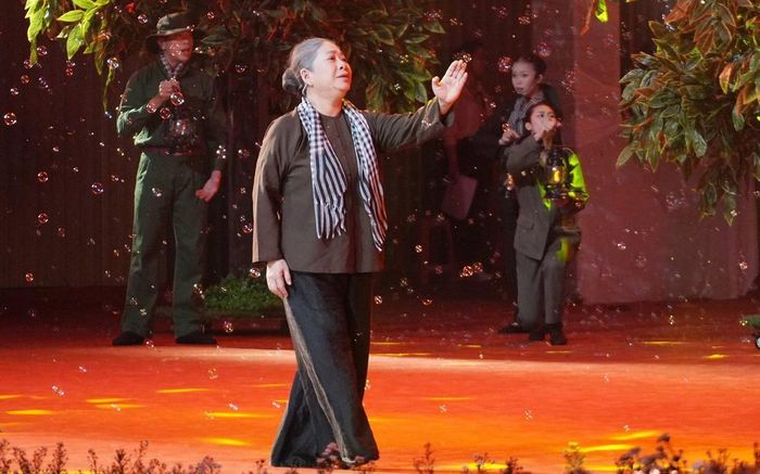Nghệ sĩ hóa thân thành hình ảnh người mẹ chờ con đầy xúc động tại chương trình