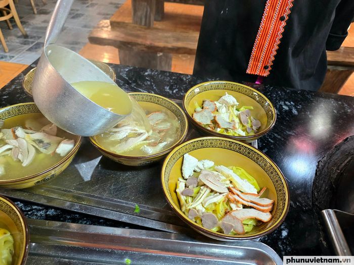 Điểm hấp dẫn của phở ngô nằm ở sự kết hợp giữa sợi phở dẻo thơm, đậm hương vị ngô và nước dùng ngọt thanh.