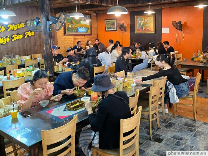 Giữa tiết trời se lạnh tháng 10, thưởng thức bát phở ngô nóng hổi cũng là dịp để du khách cảm nhận nét riêng trong văn hóa ẩm thực Sa Pa. Không chỉ hấp dẫn bởi hương vị khác biệt, phở ngô tráng tay còn góp phần giới thiệu sự khéo léo của người phụ nữ H’Mông và nét đặc sắc trong đời sống văn hóa của đồng bào vùng cao Lào Cai.