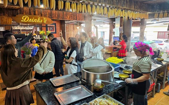 Quán phở ngô tấp nập du khách đến tham quan quy trình chế biến và thưởng thức món ăn mang hương vị riêng của vùng cao Sa Pa.