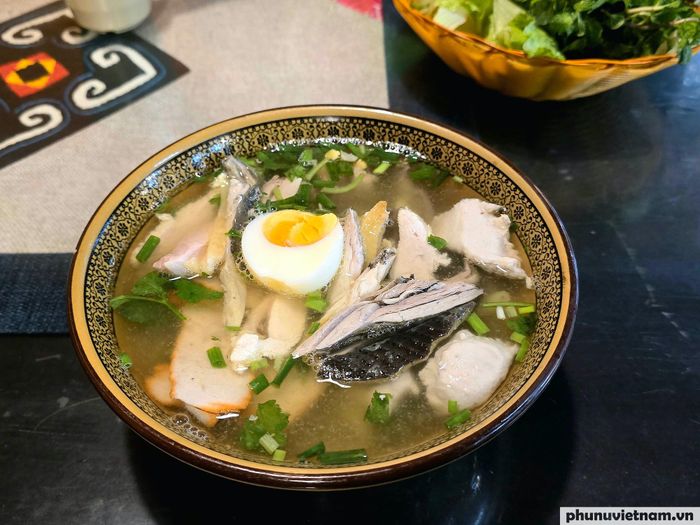 Lần đầu thưởng thức phở ngô, anh Nguyễn Ngọc Quang (Hà Nội) chia sẻ: “Tôi thấy phở ngô khá độc đáo, sợi phở dẻo thơm, đậm vị ngô, nước dùng thanh ngọt, ăn trong thời tiết se lạnh của Sa Pa rất hợp. Đây không chỉ là một món ăn ngon mà còn giúp tôi hiểu thêm về nét văn hóa ẩm thực của đồng bào vùng cao. Tôi nghĩ đây là trải nghiệm thú vị mà du khách nên thử khi đến Sa Pa”.