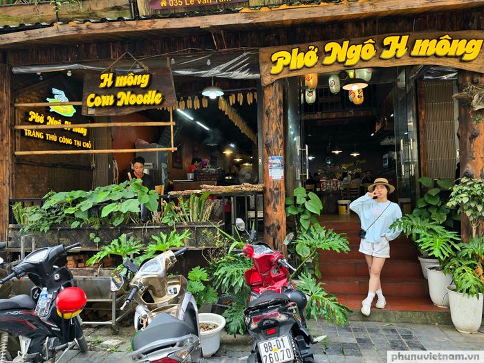 Tại quán phở ngô H’Mông của chị Lương Thị Hồng Tuyến, phường Sa Pa, lượng khách ra vào tấp nập mỗi buổi sáng.
