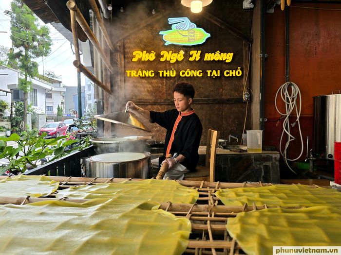 Từ đó, người làm khéo léo tráng thành từng lớp bánh mỏng, mềm mướt trước khi thái thành sợi.