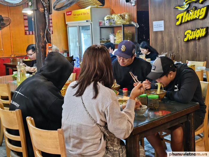 Sa Pa thu hút đông đảo du khách nước ngoài, quán phở ngô H’Mông cũng trở thành điểm đến để du khách trải nghiệm hương vị ẩm thực độc đáo của vùng cao.