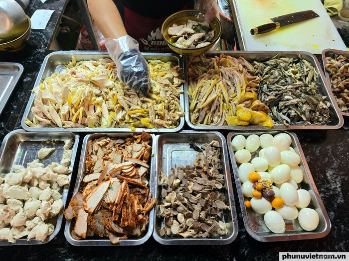 Thực đơn của quán có nhiều lựa chọn với mức giá phù hợp cho từng khẩu vị. Phở gà ta có giá 60.000 đồng/bát; phở xá xíu và phở mọc cùng mức 50.000 đồng; phở thập cẩm 70.000 đồng; phở gà đùi 70.000 đồng; phở gà đen 90.000 đồng và món phở đặc biệt có giá 120.000 đồng/bát. Sự đa dạng trong thực đơn giúp thực khách có thêm lựa chọn khi trải nghiệm món phở ngô tráng tay tại Sa Pa.