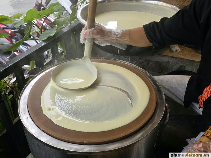 Trong làn hơi nước nóng hổi, người thợ tỉ mỉ tráng từng lớp bột ngô trên khuôn.