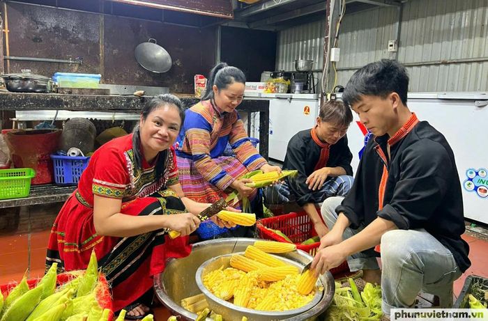 Khác với những loại phở quen thuộc làm từ gạo, phở ngô được chế biến từ những hạt ngô tươi, nguyên liệu gần gũi với đời sống của đồng bào vùng cao. Ngô được lựa chọn kỹ, ngâm mềm, xay mịn rồi lọc nhiều lần để tạo thành hỗn hợp bột đạt độ sánh phù hợp.