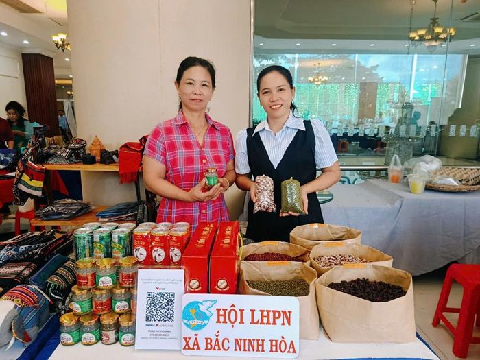Bà Nguyễn Thị An - Phó Chủ tịch Hội LHPN xã Bắc Ninh Hòa - cho biết, địa phương có hơn 3.000 hội viên phụ nữ, với các sản phẩm nổi bật là đậu do chính tay chị em gieo trồng, chăm sóc và thu hoạch. Ngoài ra, gian hàng còn có sản phẩm về các loại nước giải khát như yến, xáo tam phân...“Đây là cơ hội gửi gắm bao tâm huyết của chị em Bắc Ninh Hòa, đưa những nông sản do chính tay mình vun trồng đến gần hơn với người tiêu dùng, giúp phát triển kinh tế và thêm yêu thành quả lao động của mình", chị An nói.