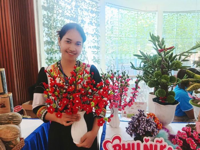 Những bông hoa kẽm nhung thủ công rực rỡ sắc màu hút ánh nhìn, là hình ảnh minh chứng cho tư duy khởi nghiệp sáng tạo từ đôi bàn tay tài hoa của chị em phụ nữ.