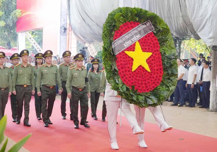 Đoàn đại biểu Đảng ủy Công an Trung ương - Bộ Công an dâng hoa, dâng hương dâng hương tại Lễ viếng, truy điệu và an táng hài cốt liệt sĩ tại Công viên Lê Thị Riêng.