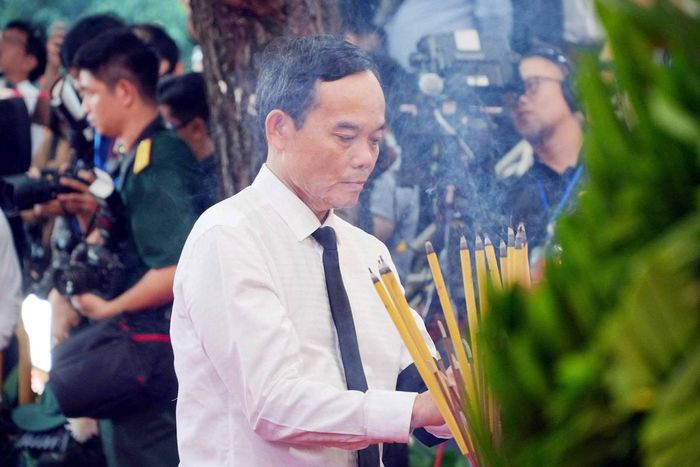 Ủy viên Bộ Chính trị, Bí thư Thành ủy TPHCM Trần Lưu Quang dâng hương tại Lễ viếng, truy điệu và an táng hài cốt liệt sĩ tại Công viên Lê Thị Riêng.