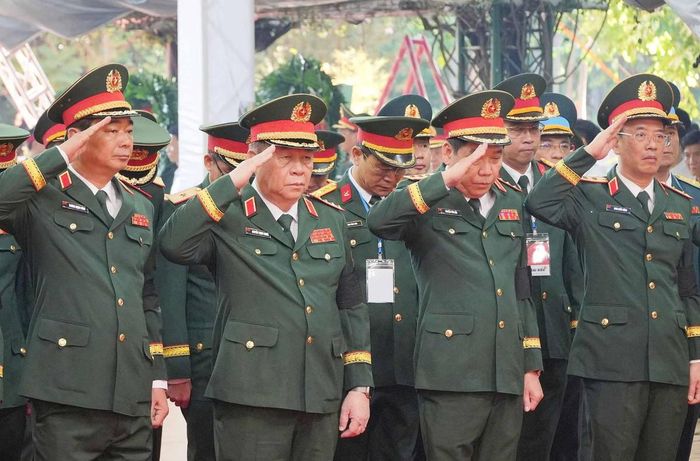 Đoàn đại biểu Quân ủy Trung ương - Bộ Quốc phòng kính cẩn nghiêng mình tưởng niệm các anh hùng liệt sĩ đã anh dũng hy sinh vì độc lập, tự do của Tổ quốc, vì lý tưởng cách mạng và sự nghiệp xây dựng chủ nghĩa xã hội.