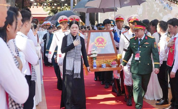 Hành trình đưa các liệt sĩ trở về đất mẹ được tổ chức trang trọng, thể hiện lòng tri ân sâu sắc đối với những người đã hy sinh vì độc lập, thống nhất đất nước.