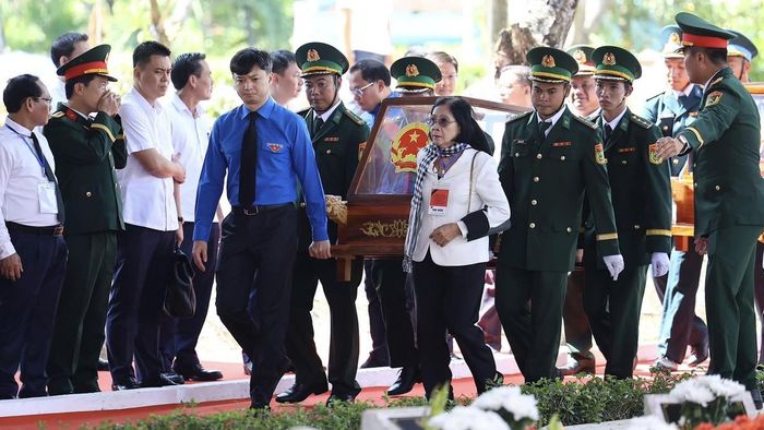 Lễ an táng 731 hài cốt liệt sĩ được tìm kiếm, quy tập tại Công viên Lê Thị Riêng.