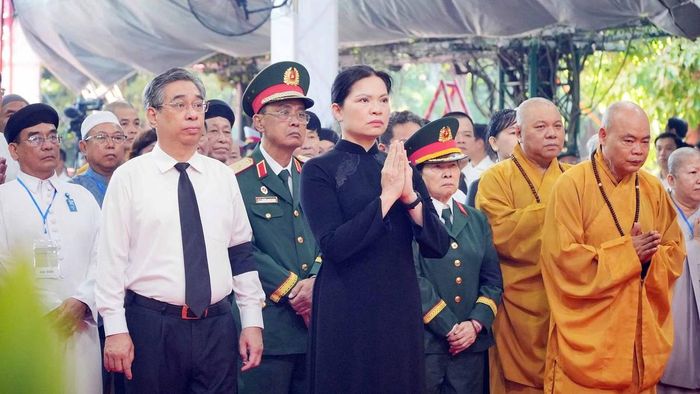 Bà Hà Thị Nga, Ủy viên Trung ương Đảng, Phó Chủ tịch - Tổng Thư ký Ủy ban Trung ương MTTQ Việt Nam và các đại biểu dâng hương tại Lễ viếng, truy điệu và an táng hài cốt liệt sĩ tại Công viên Lê Thị Riêng.