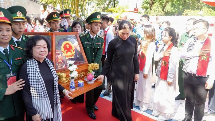 Bà Trương Mỹ Hoa, nguyên Bí thư Trung ương Đảng, nguyên Phó Chủ tịch nước, nguyên Chủ tịch Hội LHPN Việt Nam và bà Hà Thị Nga, Ủy viên Trung ương Đảng, Phó Chủ tịch - Tổng Thư ký Ủy ban Trung ương MTTQ Việt Nam, thực hiện di quan các hài cốt liệt sĩ.