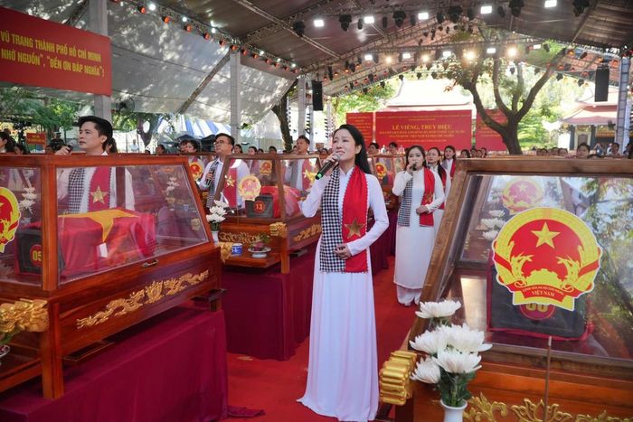 Các văn nghệ sĩ TPHCM cùng hát ca khúc "Linh thiêng Việt Nam" tại Lễ viếng, truy điệu và an táng hài cốt liệt sĩ tại Công viên Lê Thị Riêng.