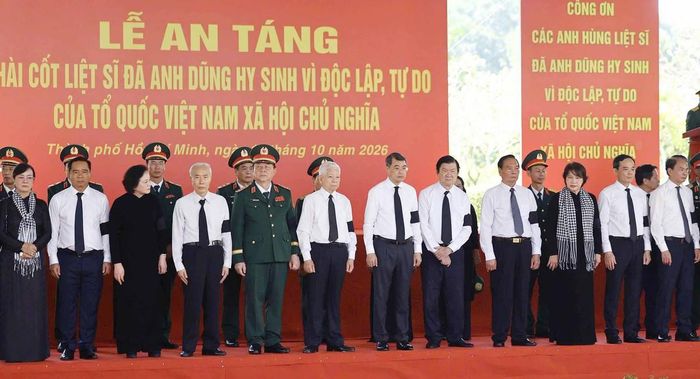 Lãnh đạo, nguyên lãnh đạo Đảng, Nhà nước, TPHCM tại lễ an táng 731 hài cốt liệt sĩ được tìm kiếm, quy tập tại Công viên Lê Thị Riêng.