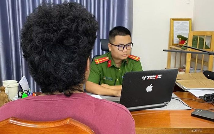 Em T.A được đưa về cơ quan Công an sau khi được giải cứu. Ảnh: CACC