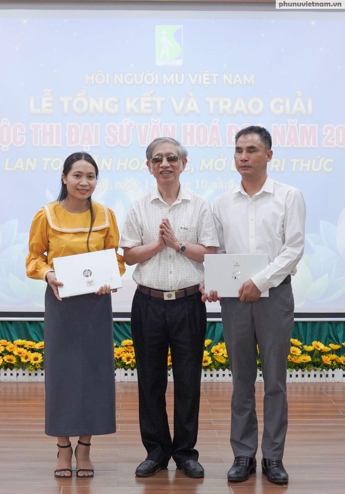 Hội Người mù Việt Nam trao tặng điện thoại, iPad, laptop cho các em học sinh, sinh viên.