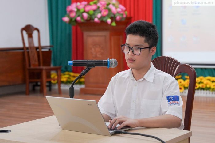 Em Lê Đức Minh hướng dẫn thao tác cơ bản khi sử dụng sách giáo khoa điện tử.