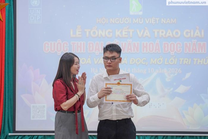 Bà Nguyễn Thu Huyền, Phó Cục trưởng Cục Xuất bản và Thư viện, Bộ Văn hóa, Thể thao và Du lịch, trao giấy chứng nhận "Đại sứ Văn hóa đọc năm 2026" cho em Nguyễn Hữu Khánh.