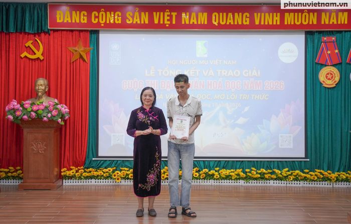 Ban Tổ chức trao giải cho các thí sinh.