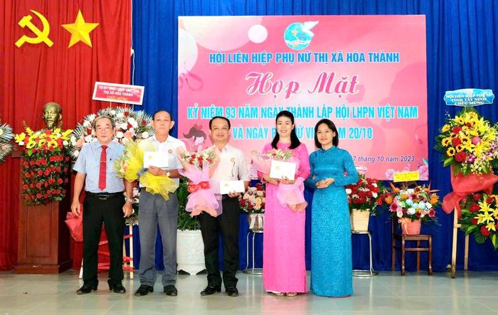 Năm 2023, chị Nhã Trúc (thứ 2 từ phải qua) được trao Kỷ niệm chương "Vì sự phát triển của Phụ nữ Việt Nam"