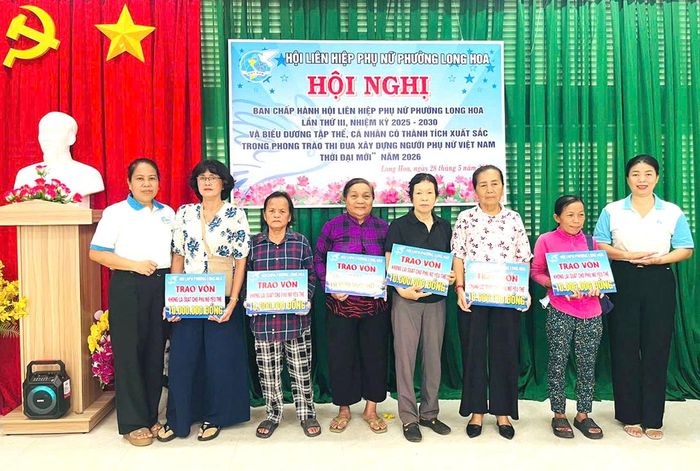 Chị Nhã Trúc (bìa phải) trong buổi Trao nguồn vốn không lãi suất, đồng hành cùng phụ nữ yếu thế trên con đường tự chủ kinh tế