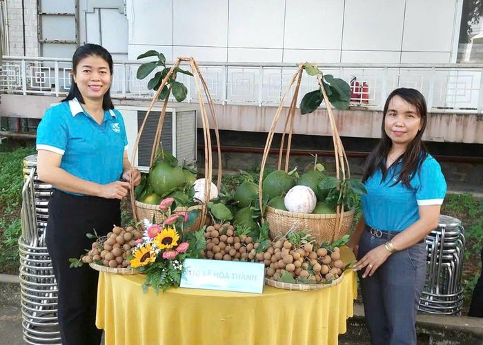 Chị Nhã Trúc (bên phải) tích cực đồng hành và tham gia các hoạt động tại Ngày hội Khởi nghiệp của phụ nữ địa phương