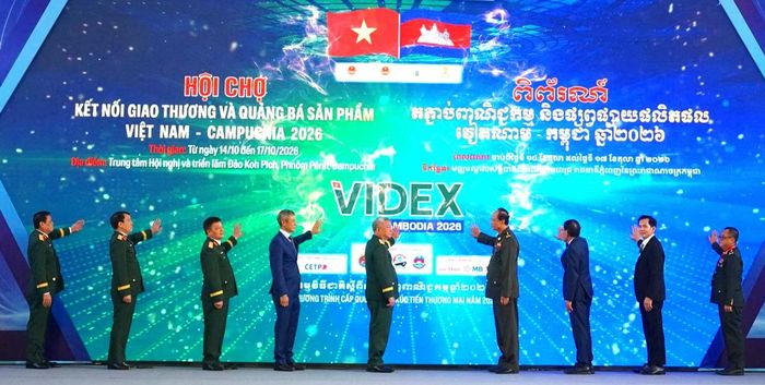 Các đại biểu thực hiện nghi thức Khai mạc Hội chợ.