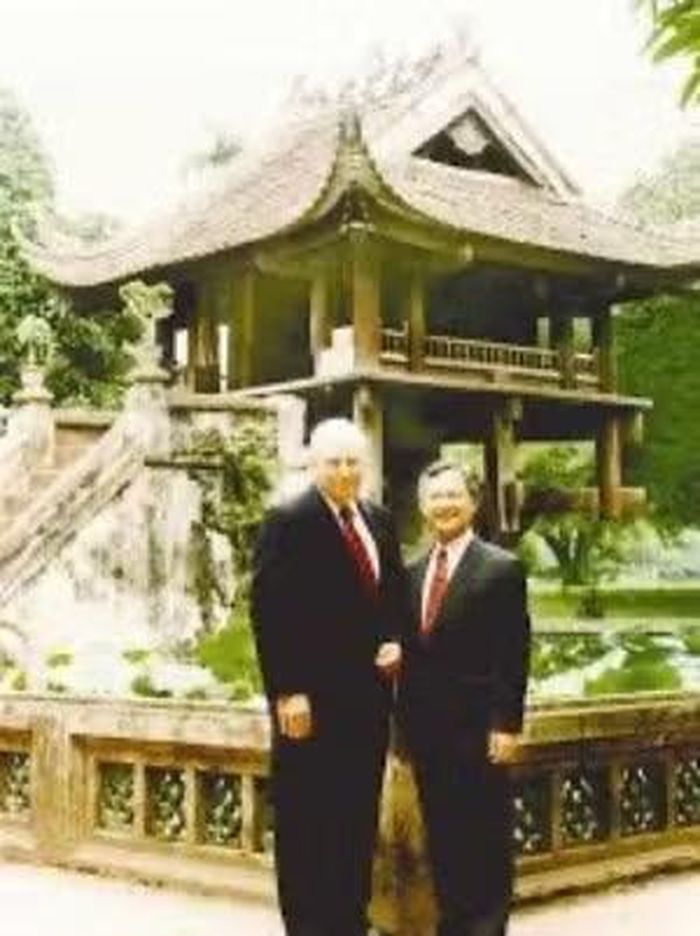 Chuyên gia kinh tế Bùi Kiến Thành chụp ảnh lưu niệm cùng Cựu Phó tổng thống Mỹ Dick Cheney