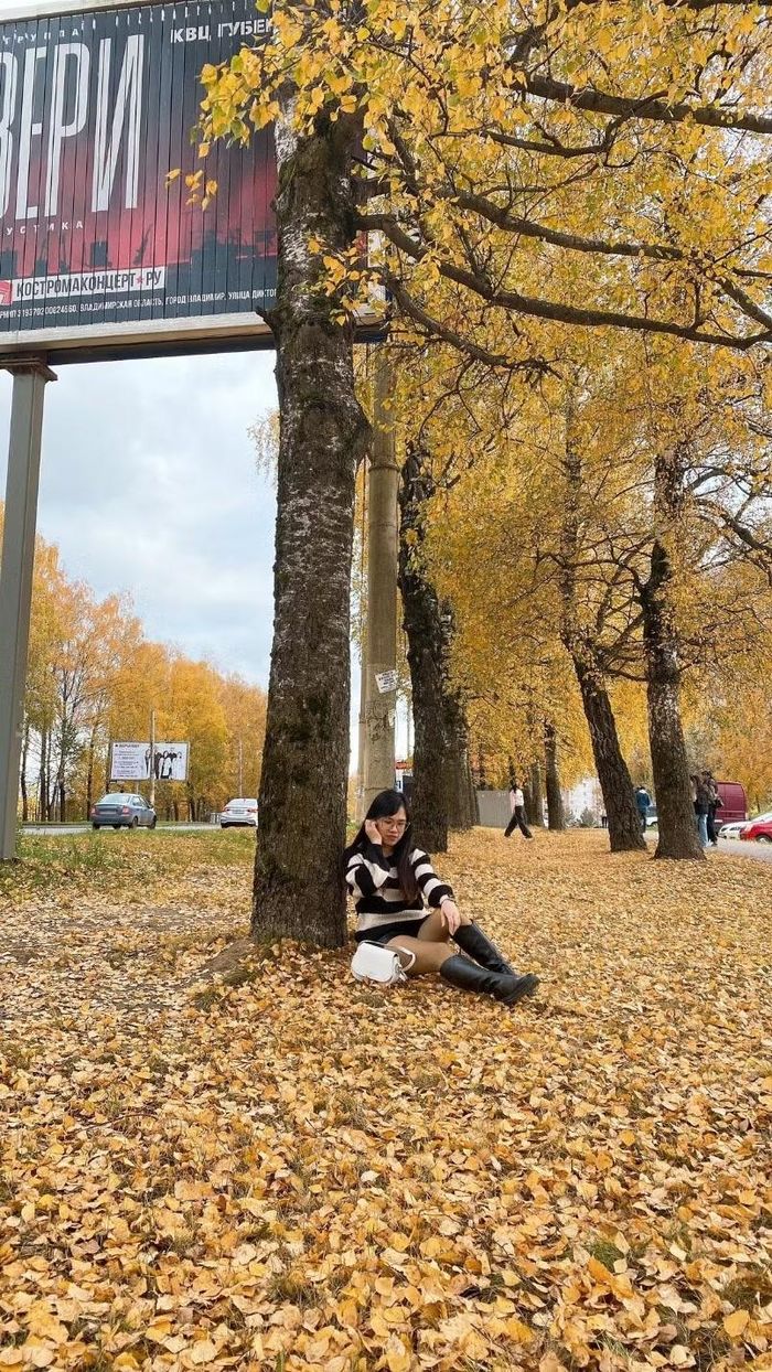 Những ngôi nhà gỗ, nhà thờ cổ và con đường phủ lá vàng tạo nên vẻ bình yên đặc trưng của những thị trấn nhỏ nước Nga vào mùa thu