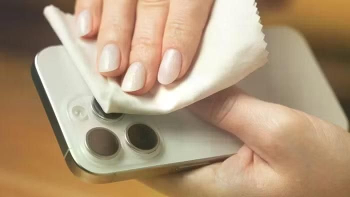 Nếu bề mặt ống kính dính dấu vân tay, bụi bẩn hoặc vết dầu, hãy sử dụng một miếng vải sợi microfiber mềm và lau nhẹ nhàng để làm sạch ống kính