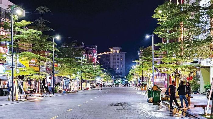 Phố đi bộ Hai Bà Trưng hiện tại vắng người qua lại.