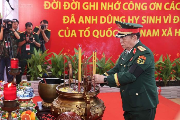 Đại tướng Nguyễn Trọng Nghĩa, Ủy viên Bộ Chính trị, Bí thư Trung ương Đảng, Chủ nhiệm Tổng cục Chính trị Quân đội Nhân dân Việt Nam, trưởng đoàn đại biểu Quân ủy Trung ương - Bộ Quốc phòng thắp hương viếng các anh hùng liệt sĩ. Ảnh: chinhphu.vn/Nhật Bắc