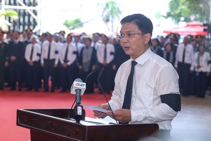 Ông Nguyễn Mạnh Cường, Ủy viên dự khuyết Ban Chấp hành Trung ương Đảng, Ủy viên Ban Thường vụ Thành ủy, Phó Chủ tịch UBND, Trưởng Ban Chỉ đạo về tìm kiếm quy tập và xác định danh tính hài cốt liệt sĩ TP.HCM đọc lời điếu. Ảnh: chinhphu.vn/Nhật Bắc