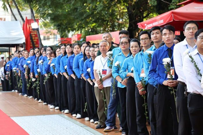 Các cựu chiến binh, các tầng lớp nhân dân vào viếng, tiễn đưa các liệt sĩ về nơi an nghỉ. Ảnh: chinhphu.vn/Thu Giang