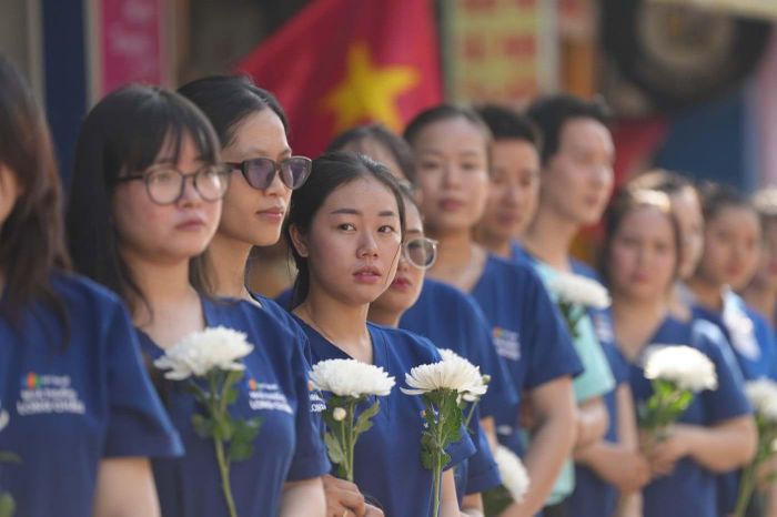 Các tầng lớp nhân dân với hoa trắng và Quốc kỳ trên tay trang nghiêm, thành kính có mặt dọc quãng đường giữa Công viên Lê Thị Riêng và Nghĩa trang Liệt sĩ Thành phố, tiễn đưa những người con ưu tú của dân tộc. Ảnh: chinhphu.vn/Anh Đức