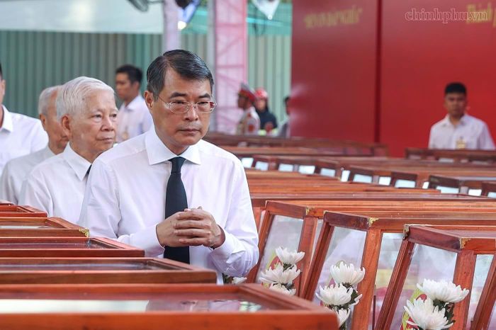 Thủ tướng Chính phủ Lê Minh Hưng viếng anh linh các anh hùng liệt sĩ. Ảnh: chinhphu.vn/Nhật Bắc