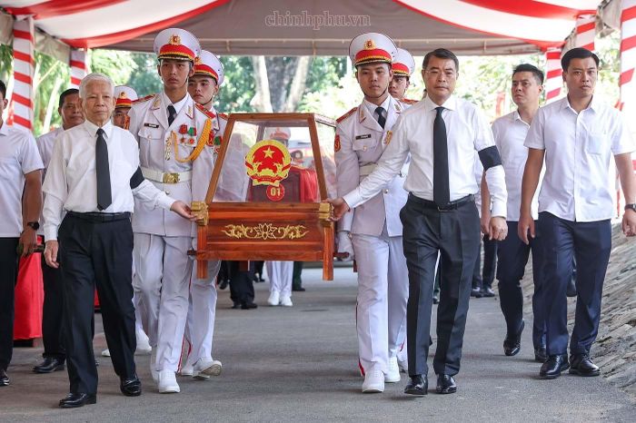 Thủ tướng Chính phủ Lê Minh Hưng cùng nguyên Chủ tịch nước Nguyễn Minh Triết đưa hài cốt liệt sĩ tới vị trí an táng. Ảnh: chinhphu.vn/Nhật Bắc