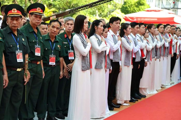 Thành kính tiễn đưa các anh hùng liệt sĩ. Ảnh: chinhphu.vn/Nhật Bắc