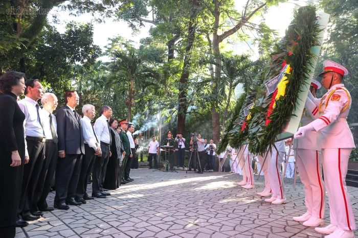 Thủ tướng Chính phủ Lê Minh Hưng cùng các đồng chí lãnh đạo, nguyên lãnh đạo dâng hoa tưởng niệm Cố Tổng Bí thư Trần Phú cùng các Anh hùng liệt sĩ tại công viên Lê Thị Riêng. Ảnh: chinhphu.vn/Nhật Bắc